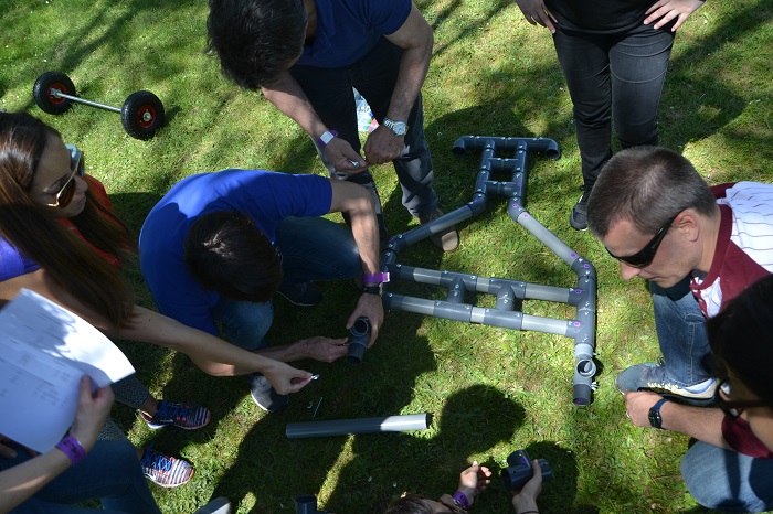 Equipo de directivos montando su coche de la Fórmula GT sobre el césped