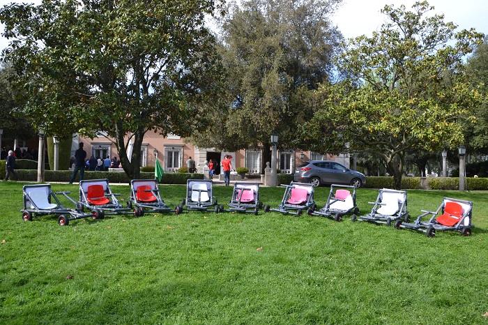 Los coches terminados alineados en la parrilla de salida sobre el césped